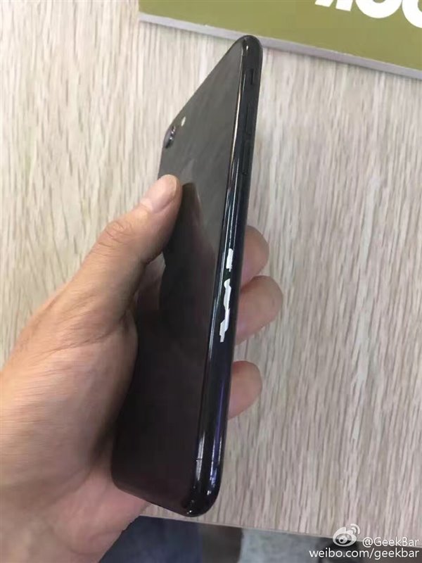 苹果7 亮黑色掉漆超级难看(图1)